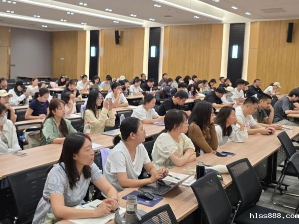 我校开展“共探教学创新与竞赛育人新路径”培训讲座​
